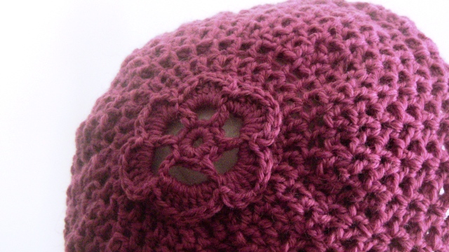 particolare fiore cappello rosa lana