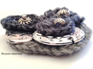 Dettaglio spilla crochet con fiori e perline metallo.https://www.etsy.com/it/listing/211135759/spilla-fatta-a-mano-uncinetto-sfumature?ref=listing-shop-header-1 